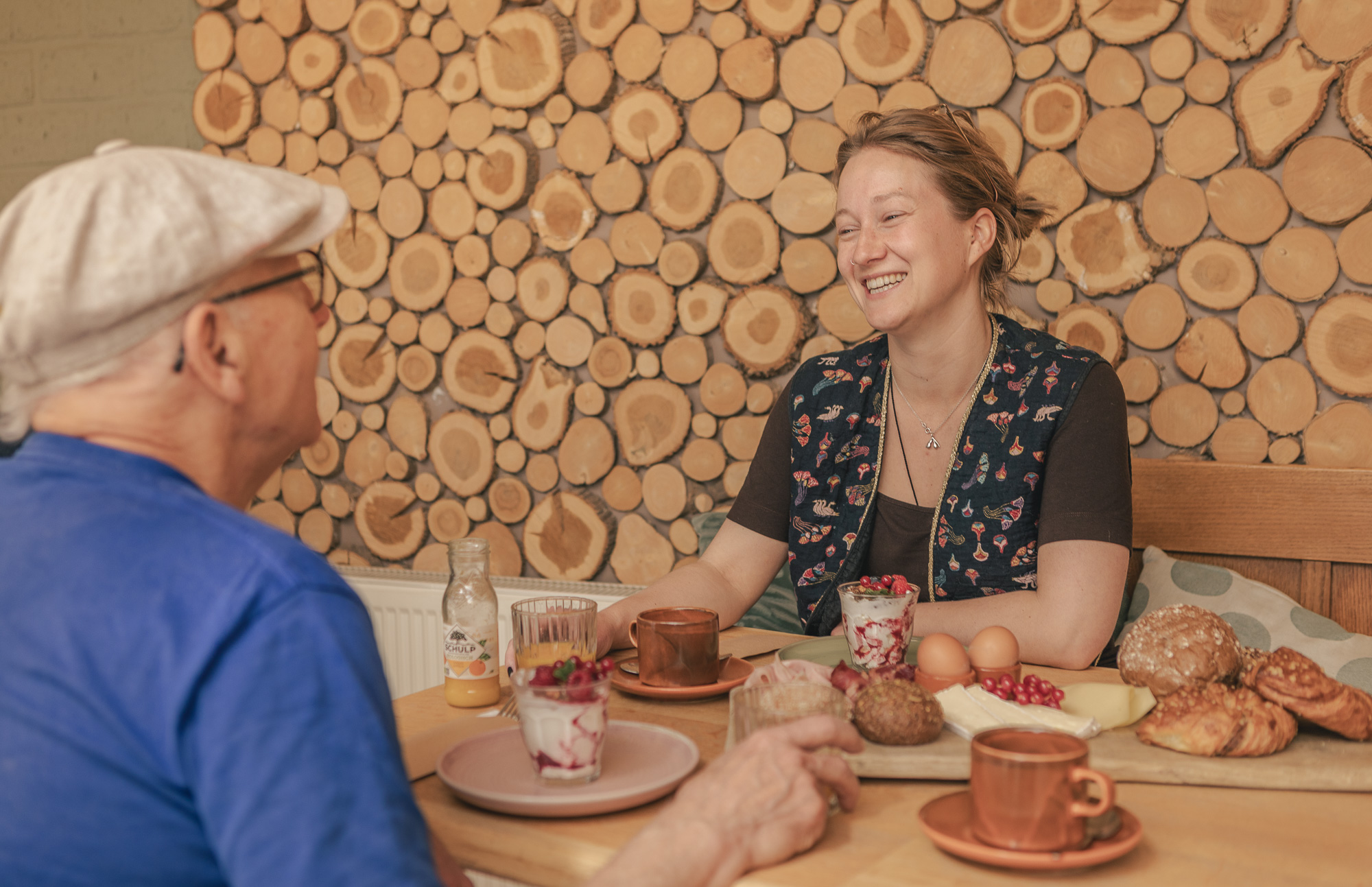 Gäste am Tisch mit Brunchbrett im Wintergarten des Boscafé Lemeler Esch