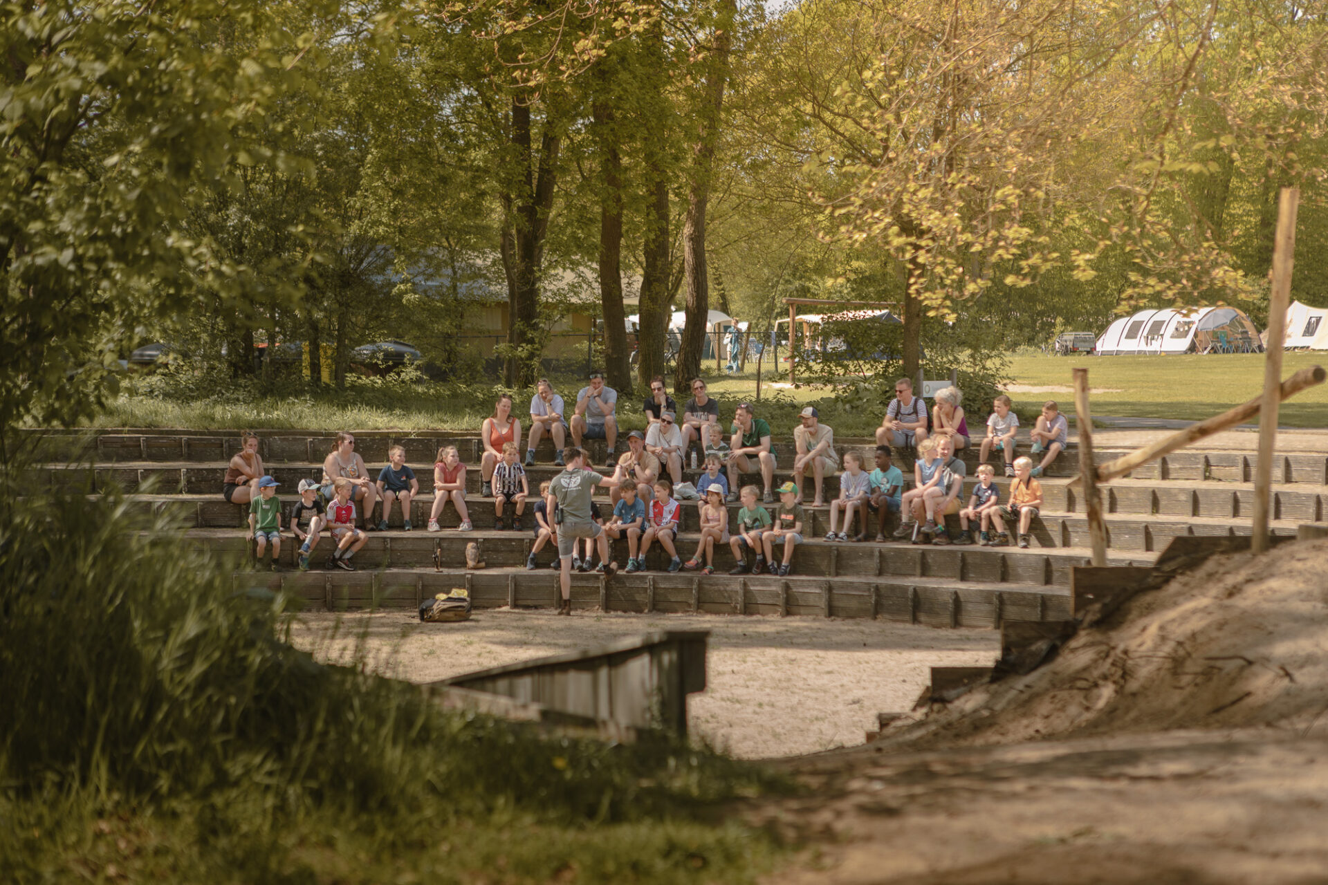 Bioloog Marijn in buitentheater van Lemeler Esch met kinderen en volwassenen