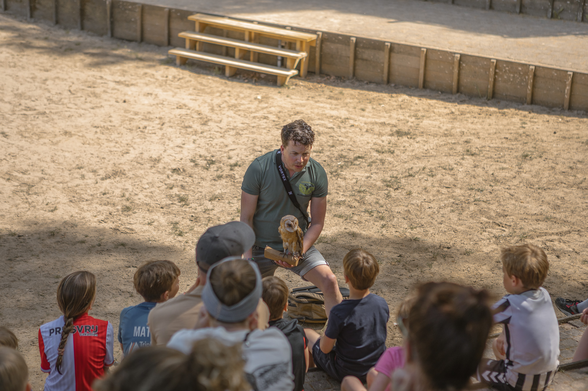 Bioloog Marijn laat opgezette kerkuil zien in buitentheater van Lemeler Esch