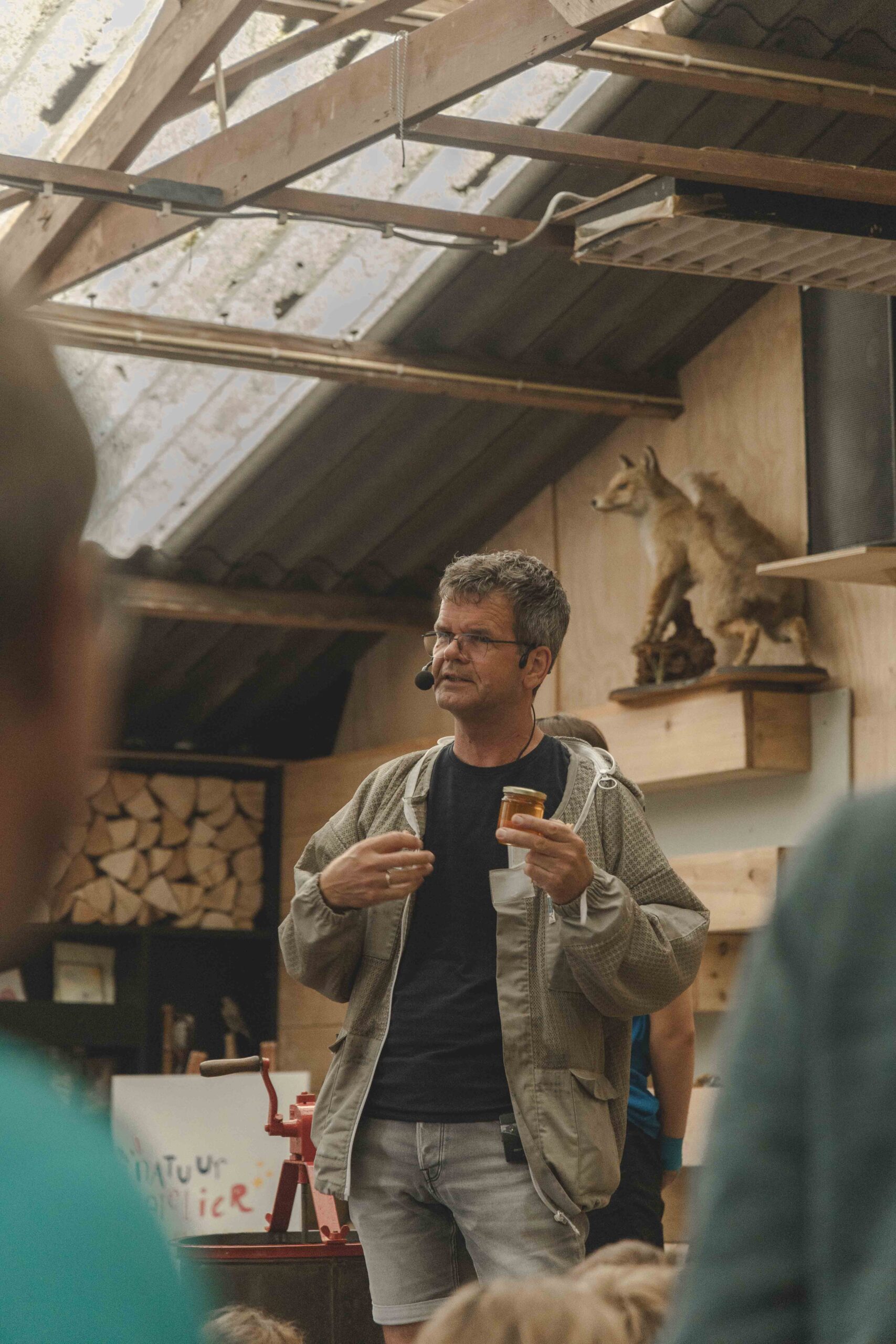Imker vertelt over bijen in de natuurschuur bij Lemeler Esch