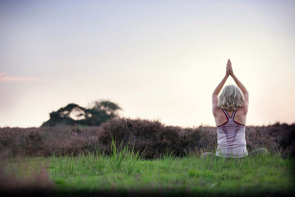 Yoga op de camping bij Lemeler Esch natuurcamping in Overijssel
