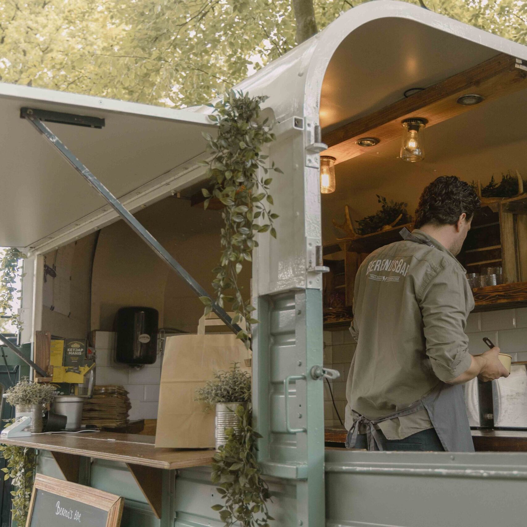 Foodtruck Berends Bar op terras van Boscafé Lemeler Esch