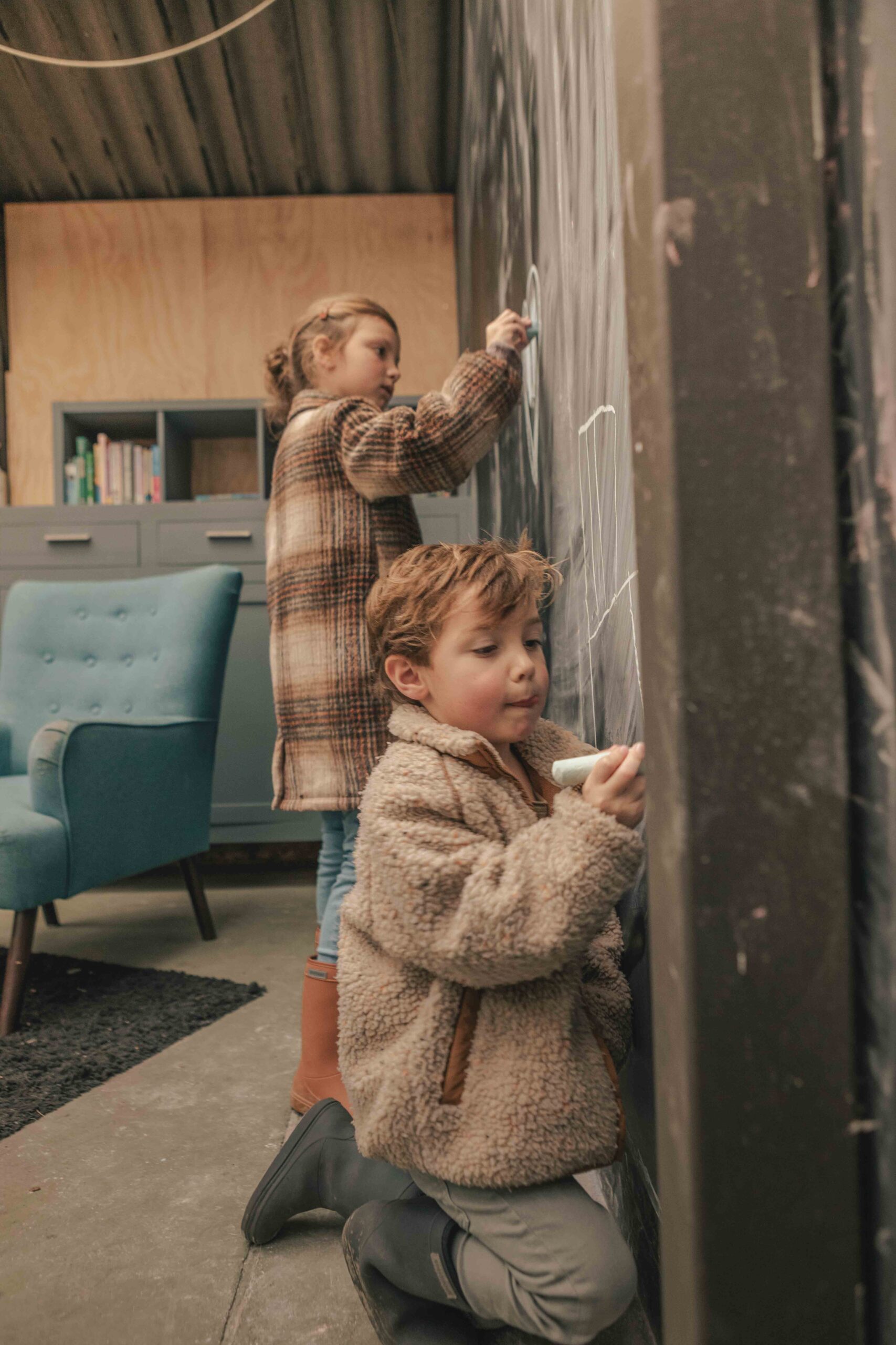 Kinderen tekenen op krijtbord in de natuurschuur van Lemeler Esch