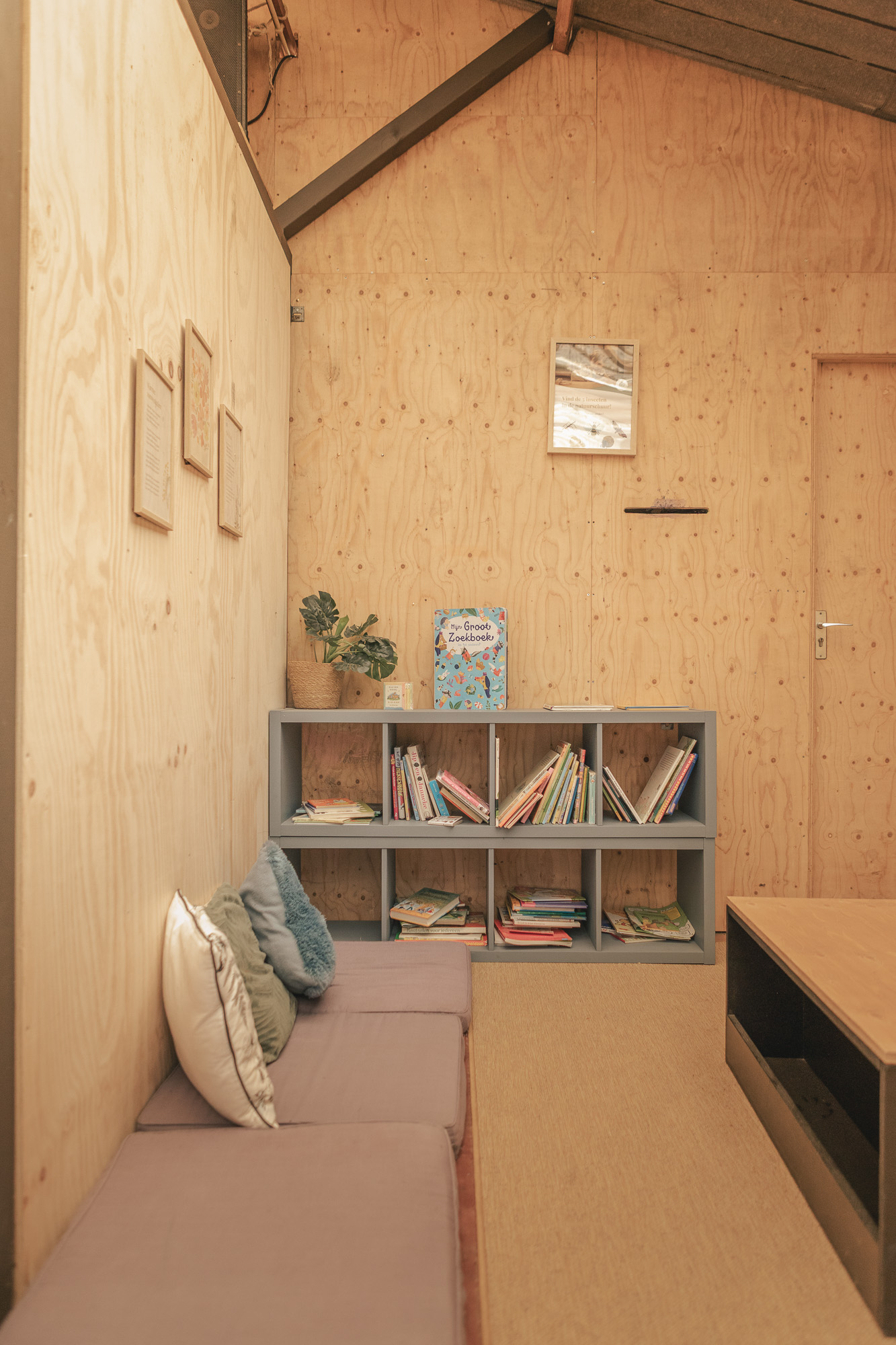 Boeken in leesnest in de natuurschuur van Lemeler Esch
