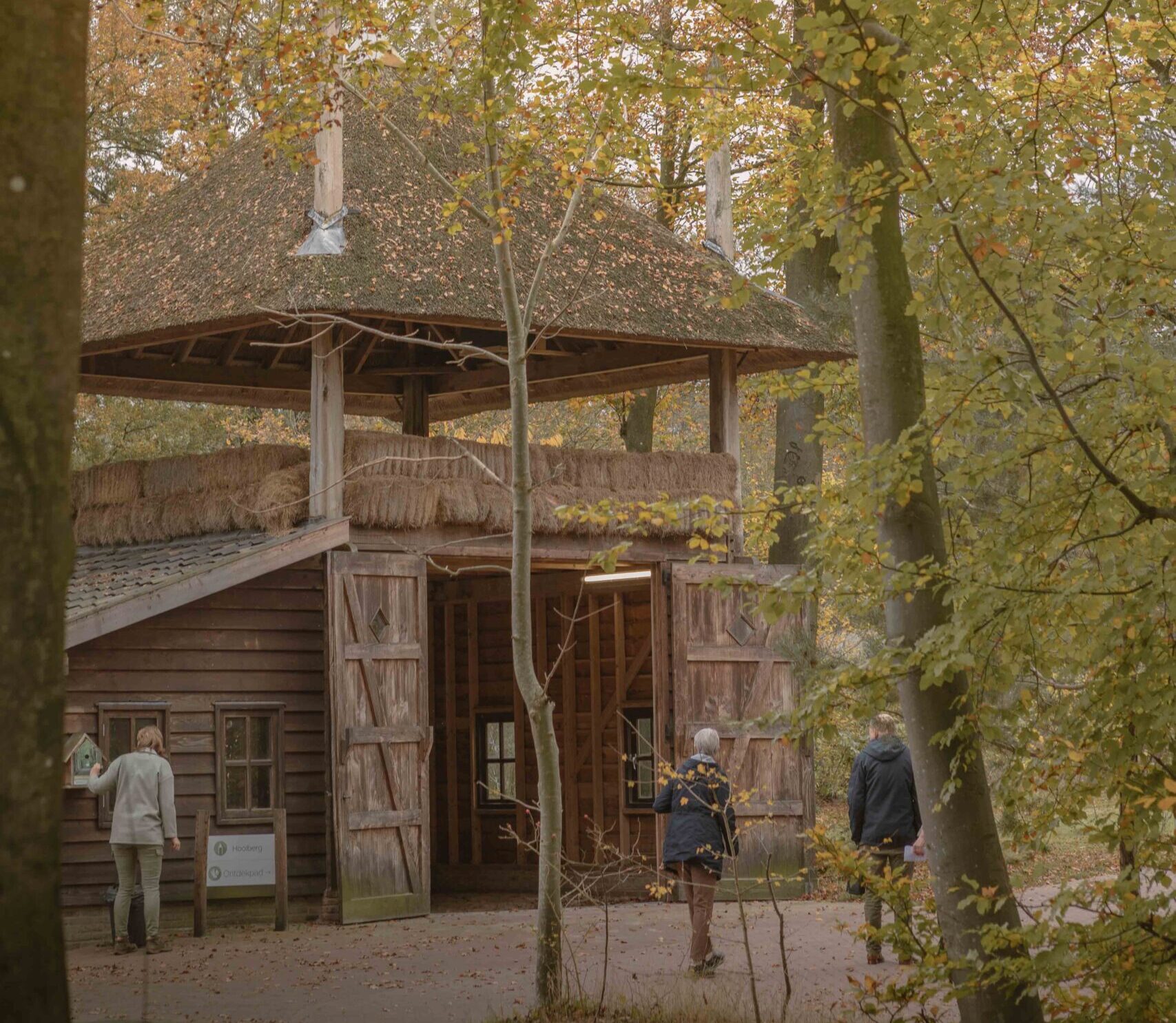 Hooischuur bij Lemeler Esch in de herfst