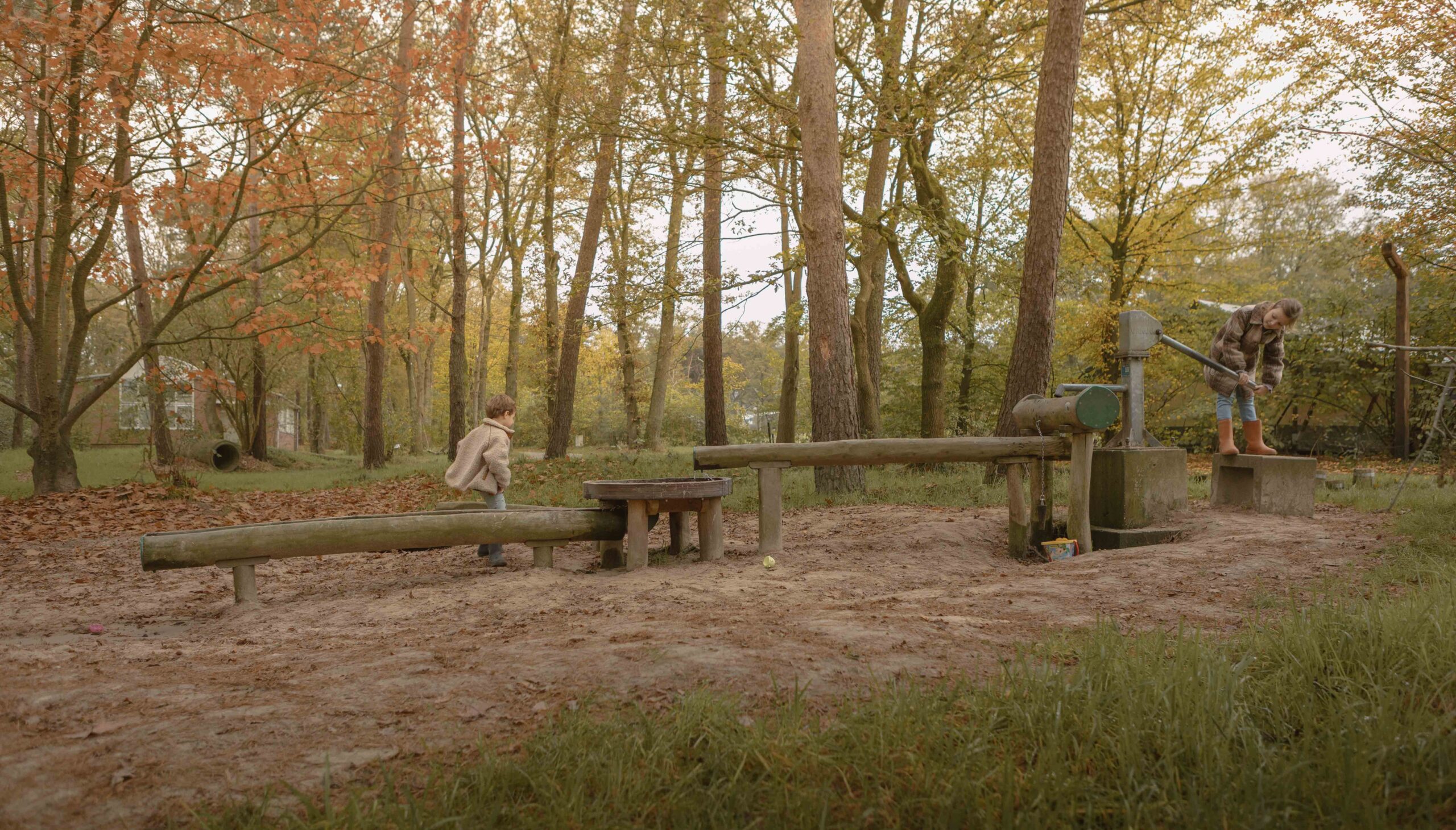 Kinderen bij waterbaan in het speelbos van Lemeler Esch in de herfst