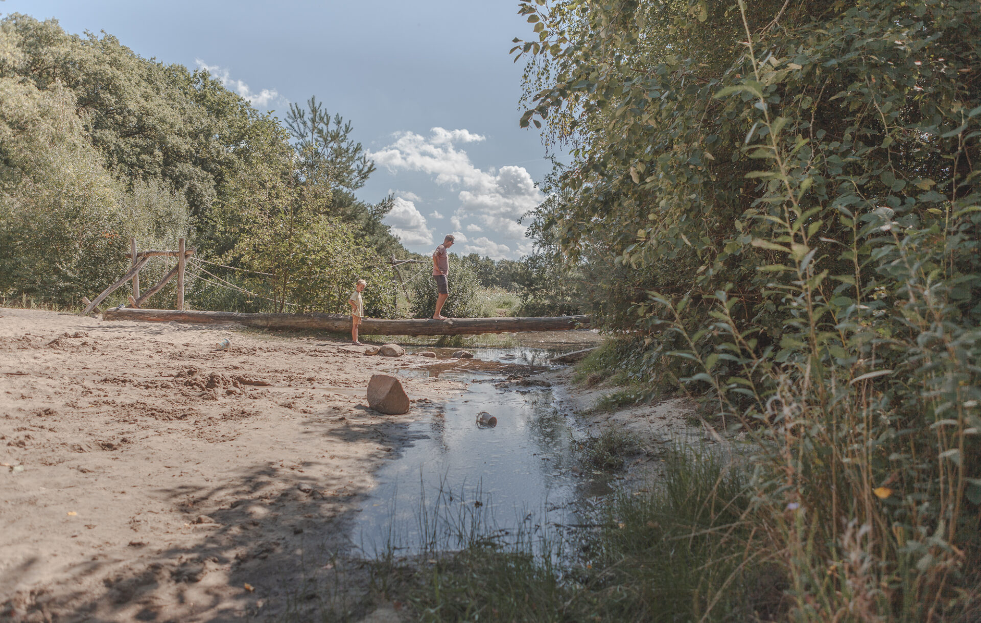 Ouder en kind bij speelwater van Lemeler Esch kindvriendelijke natuurcamping in Overijssel