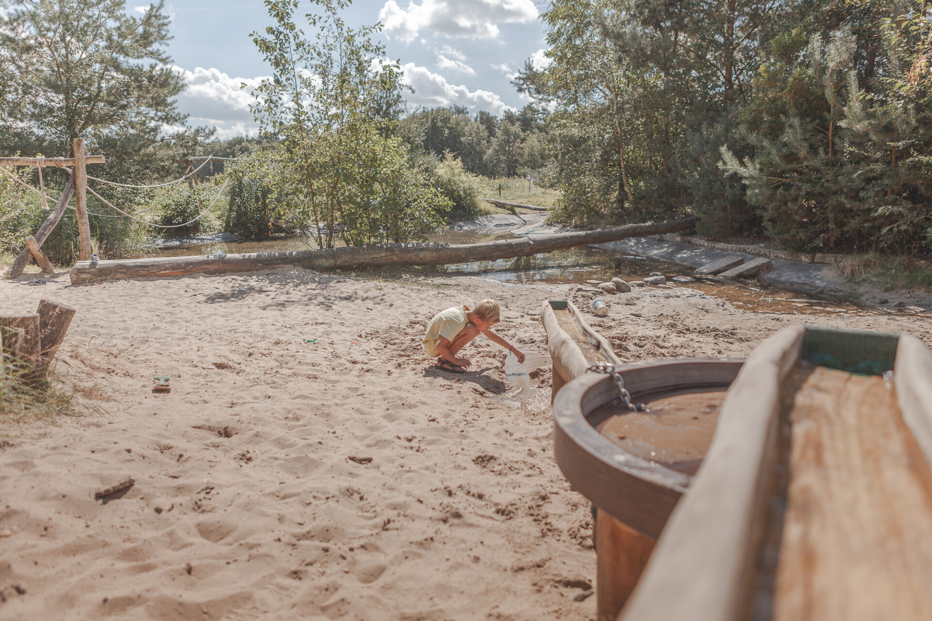 Kind bij speelwater van Lemeler Esch kindvriendelijke natuurcamping in Overijssel