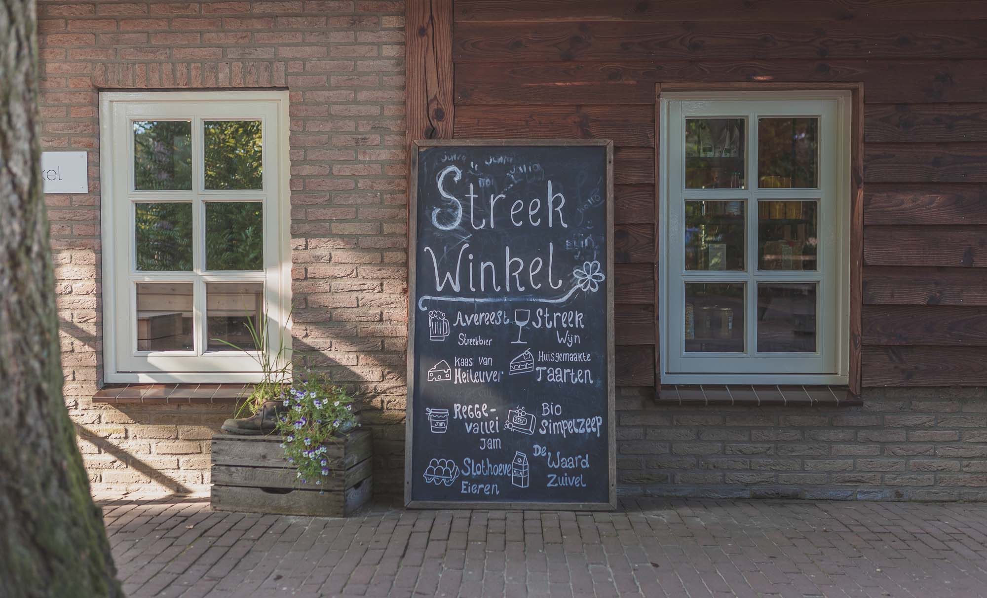Krijtbord van de streekwinkel van Lemeler Esch natuurcamping in Overijssel