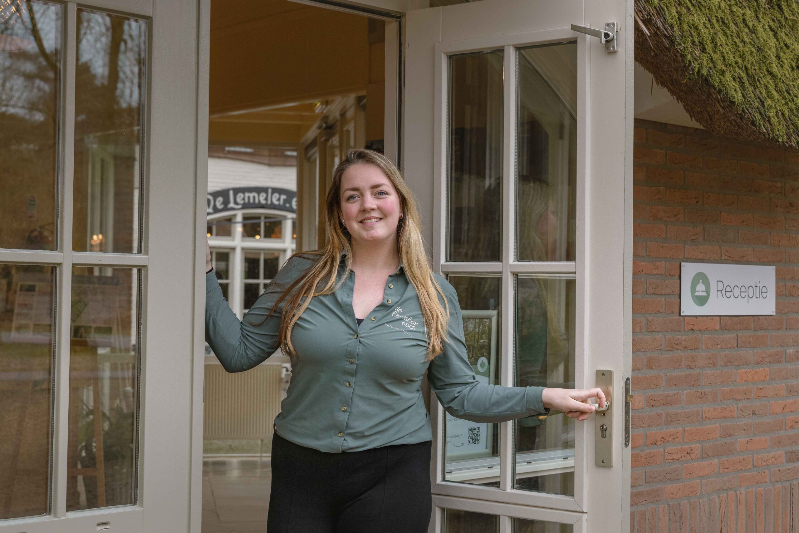 Receptioniste Roos bij de receptie van Lemeler Esch natuurcamping