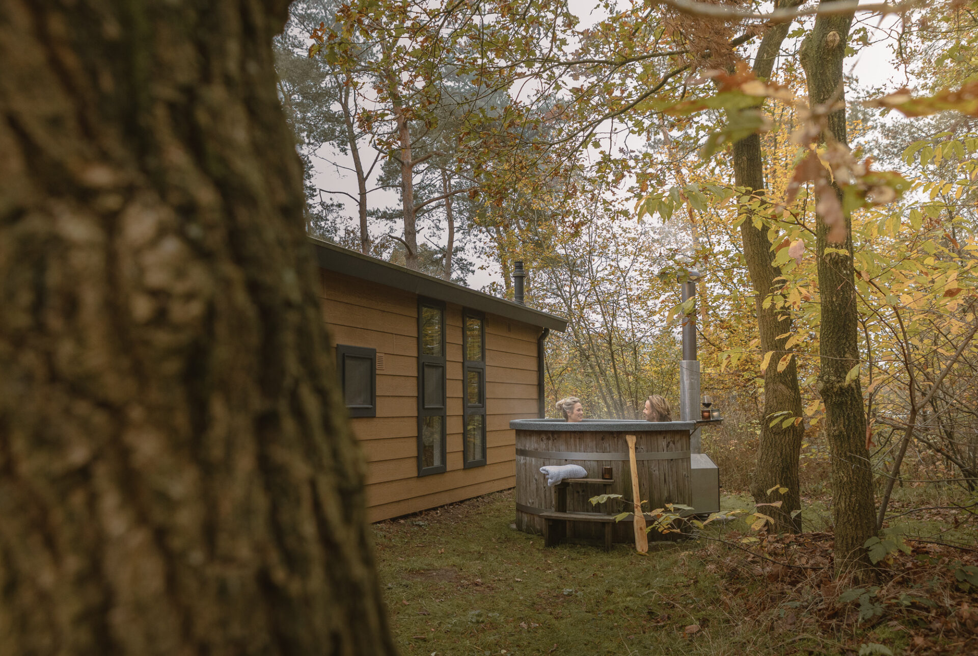 Bungalow in de herfst bij Lemeler Esch met hottub