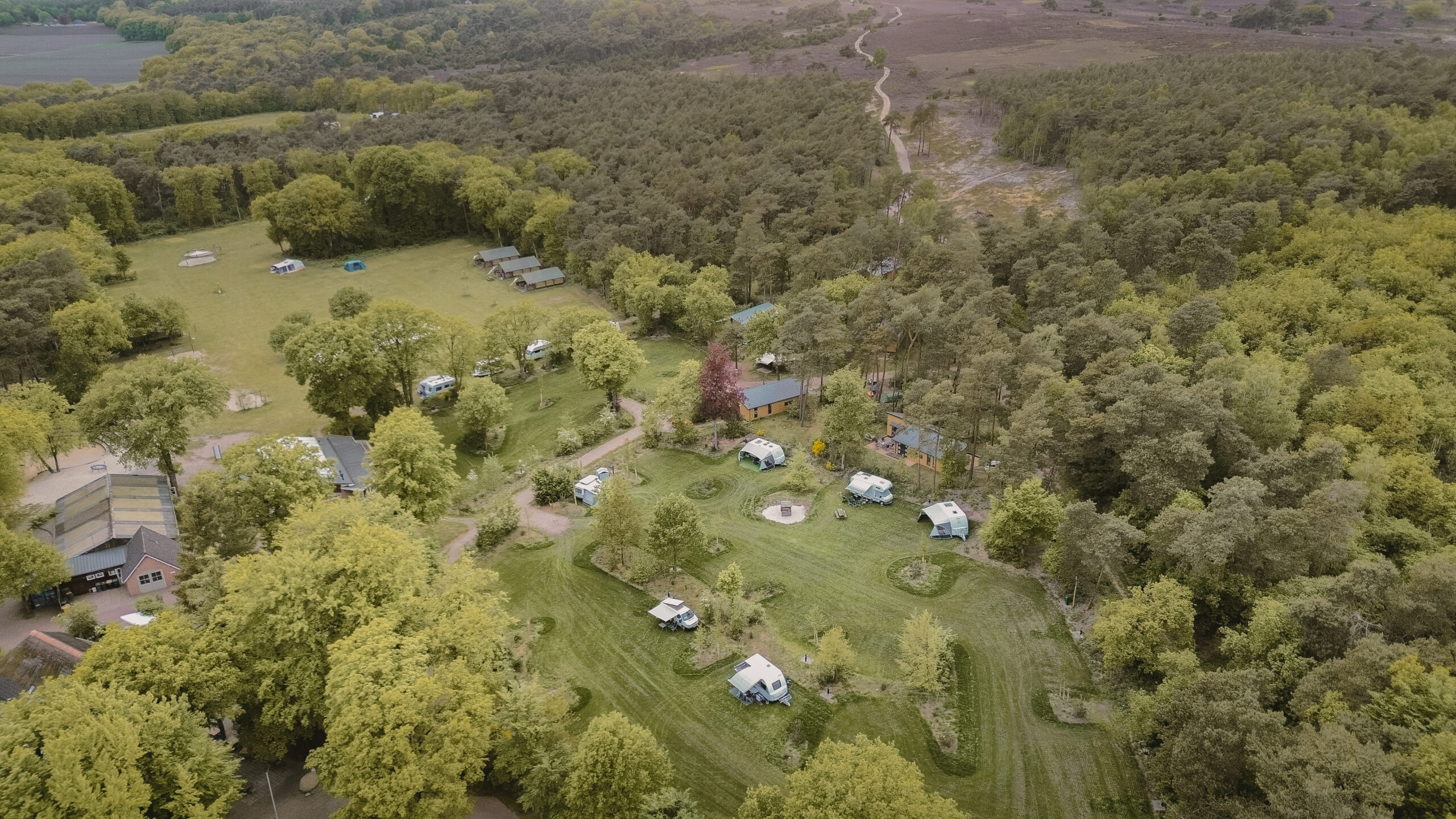 Dronebeeld kampeerveld Archemerheide bij Lemeler Esch